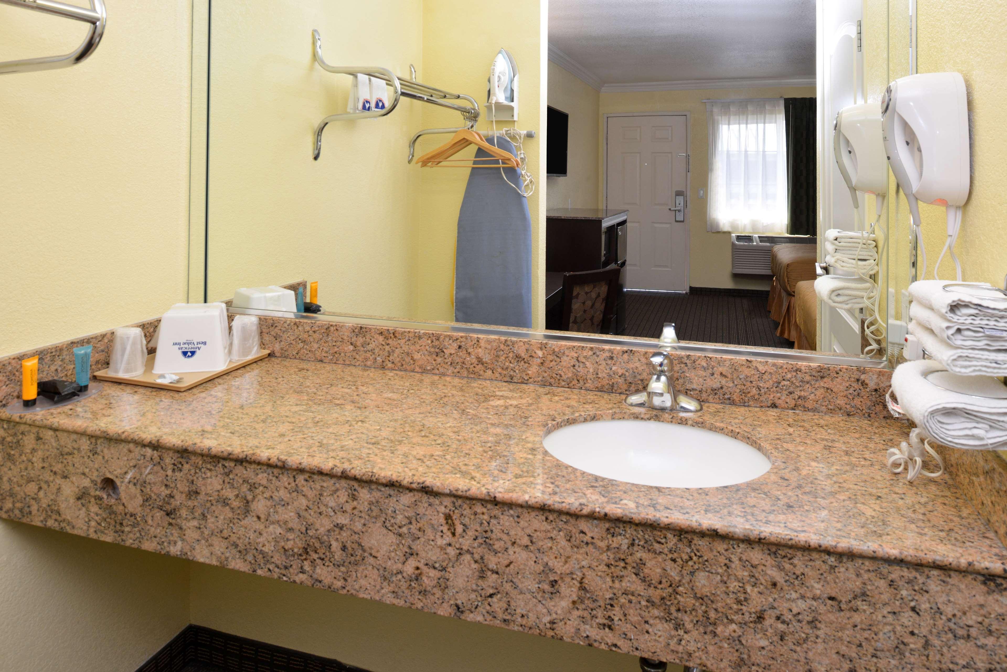 Фото Americas Best Value Inn Rialto