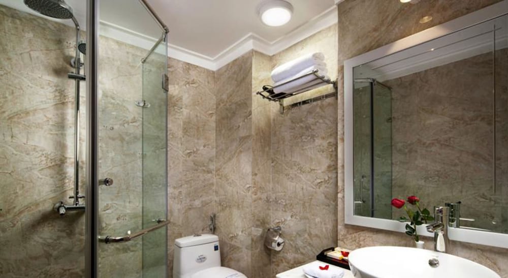 Фото Golden Moon Suite Hotel