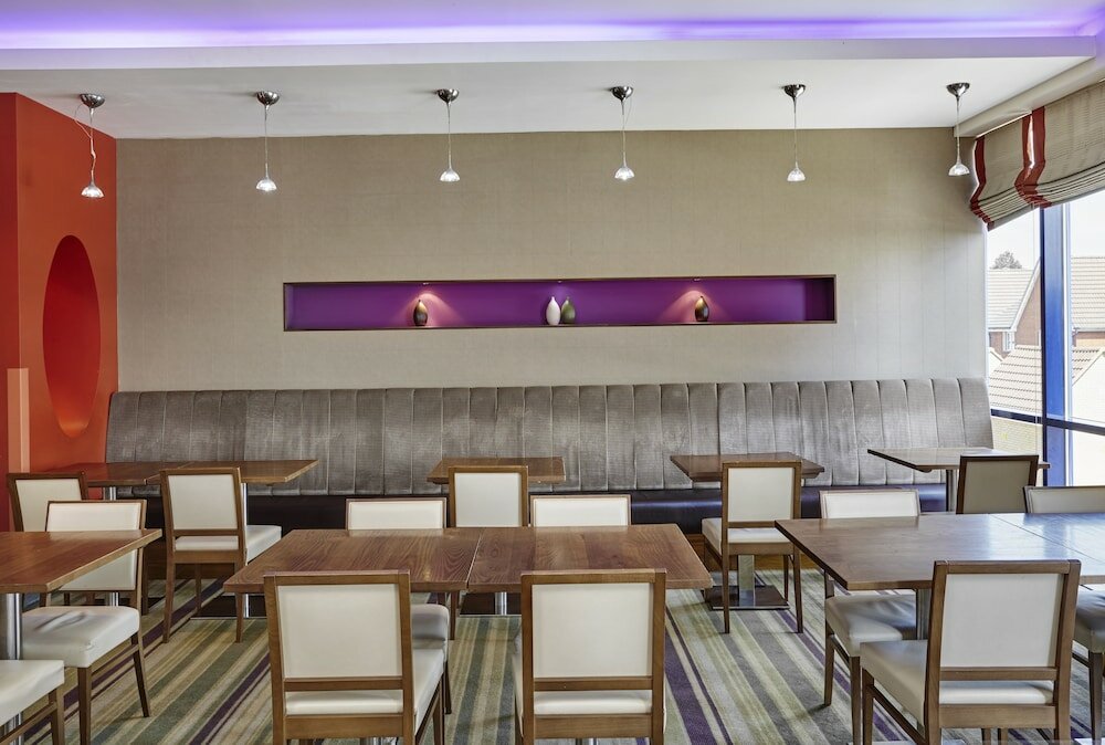 Фото Holiday Inn Express London - Newbury Park, an Ihg Hotel
