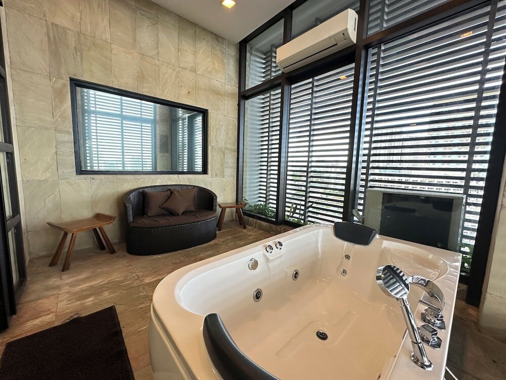 Фото Luxent Hotel