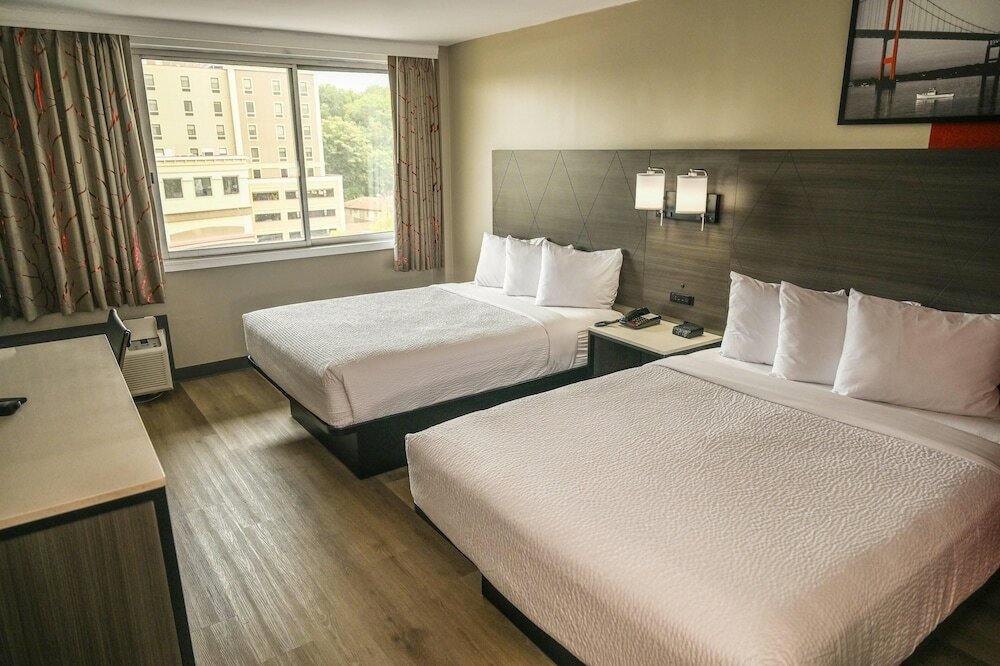 Фото Ramada by Wyndham North Bergen