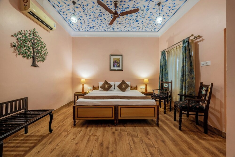 Фото Suryaa Villa - A City Centre Hotel