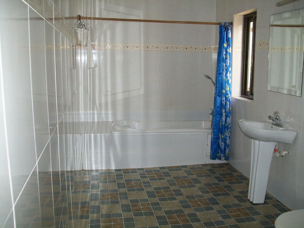 Фото Ampomaah Hotel