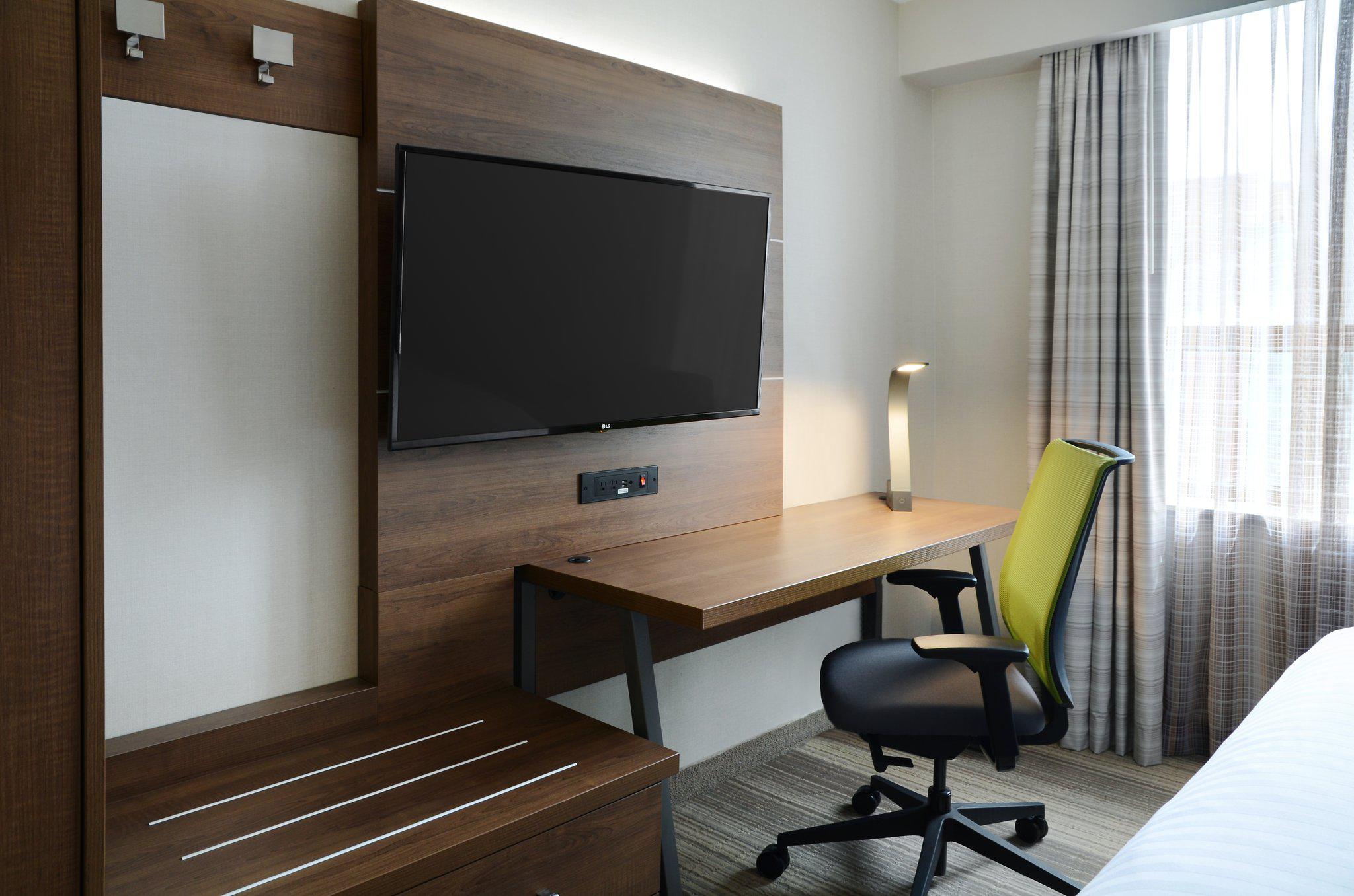 Фото Holiday Inn Express Toronto - Downtown, an Ihg Hotel