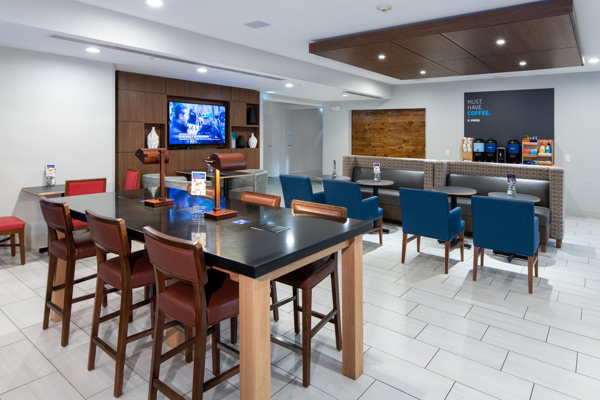 Фото Holiday Inn Express Hotel & Suites Dallas South - Desoto, an Ihg Hotel