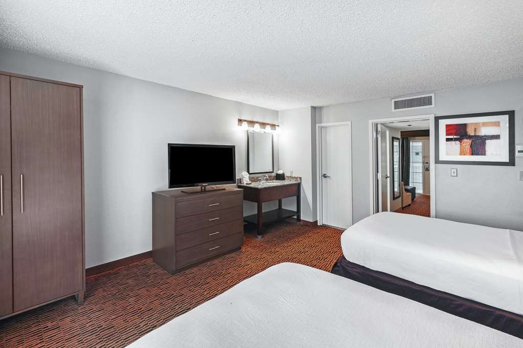 Фото Embassy Suites Hotel Dallas Market Center