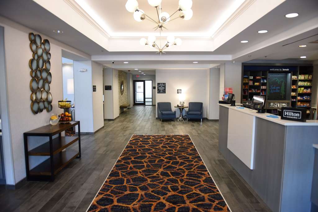Фото Hampton Inn & Suites Lenoir