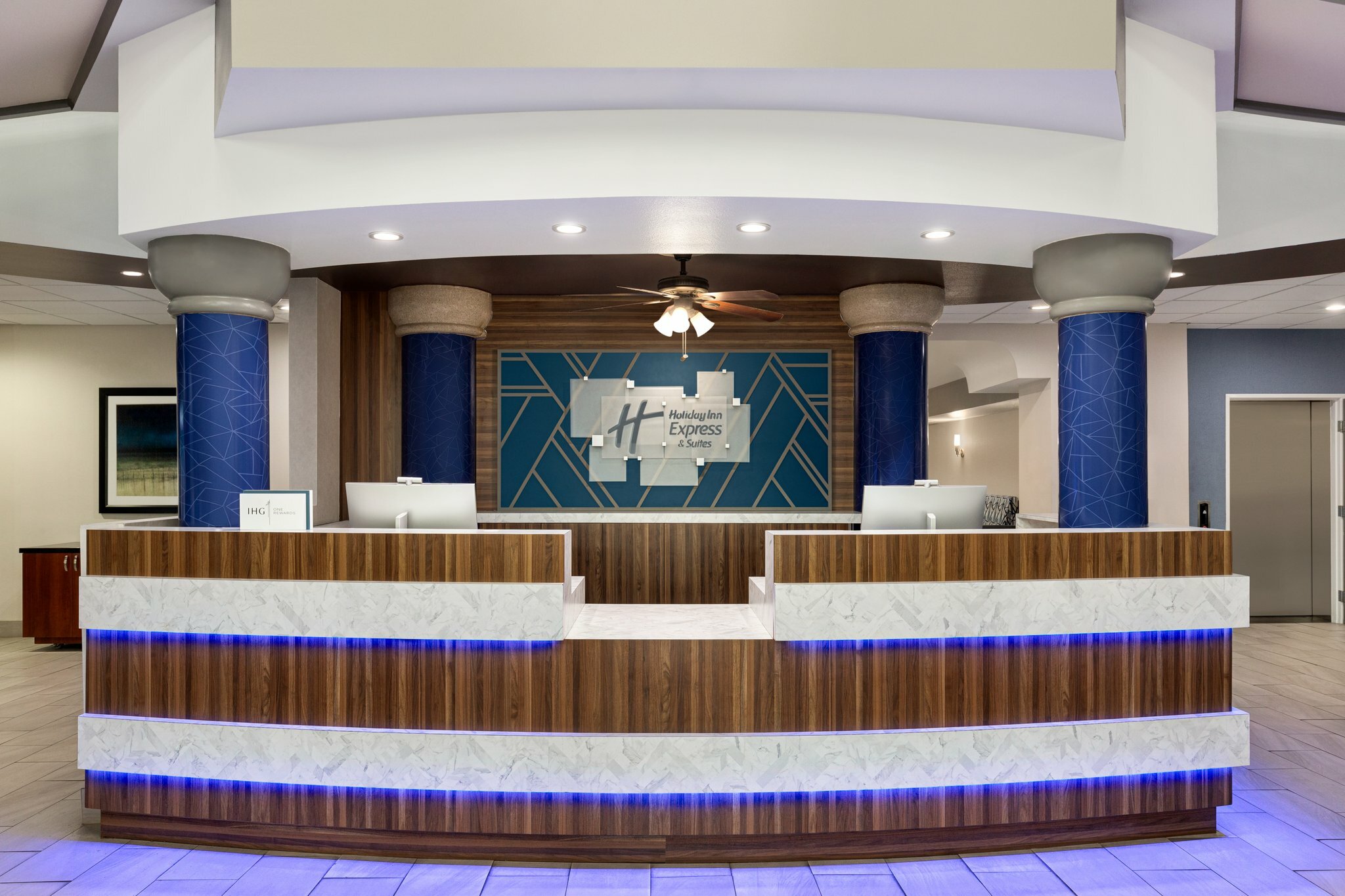 Фото Holiday Inn Express and Suites Bakersfield Central, an Ihg Hotel