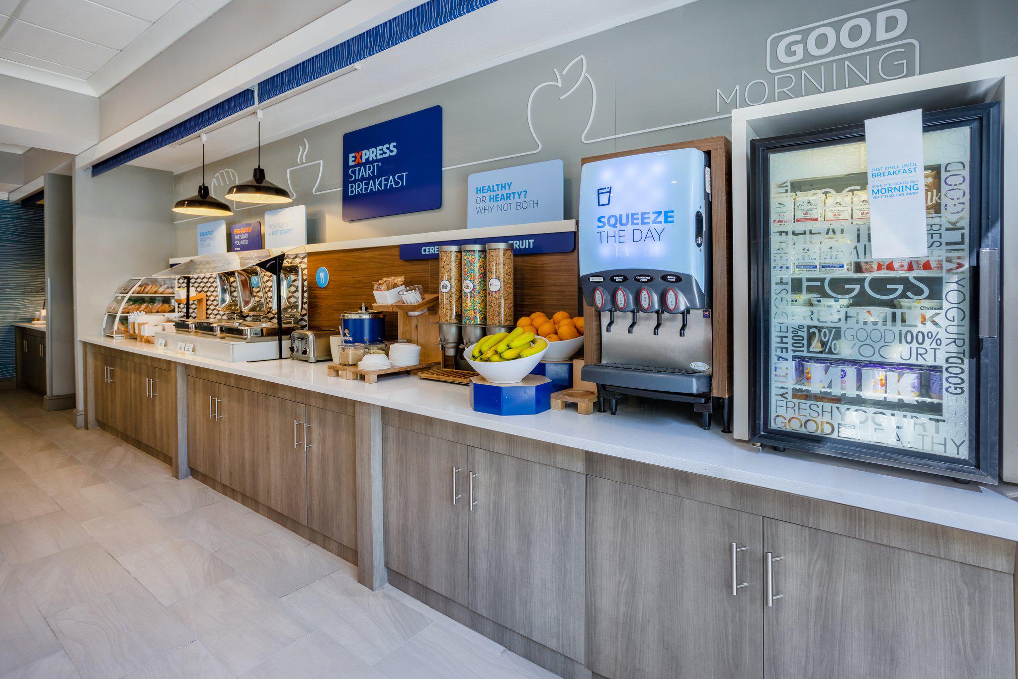 Фото Holiday Inn Express & Suites Tampa I 75 Bruce B. Downs