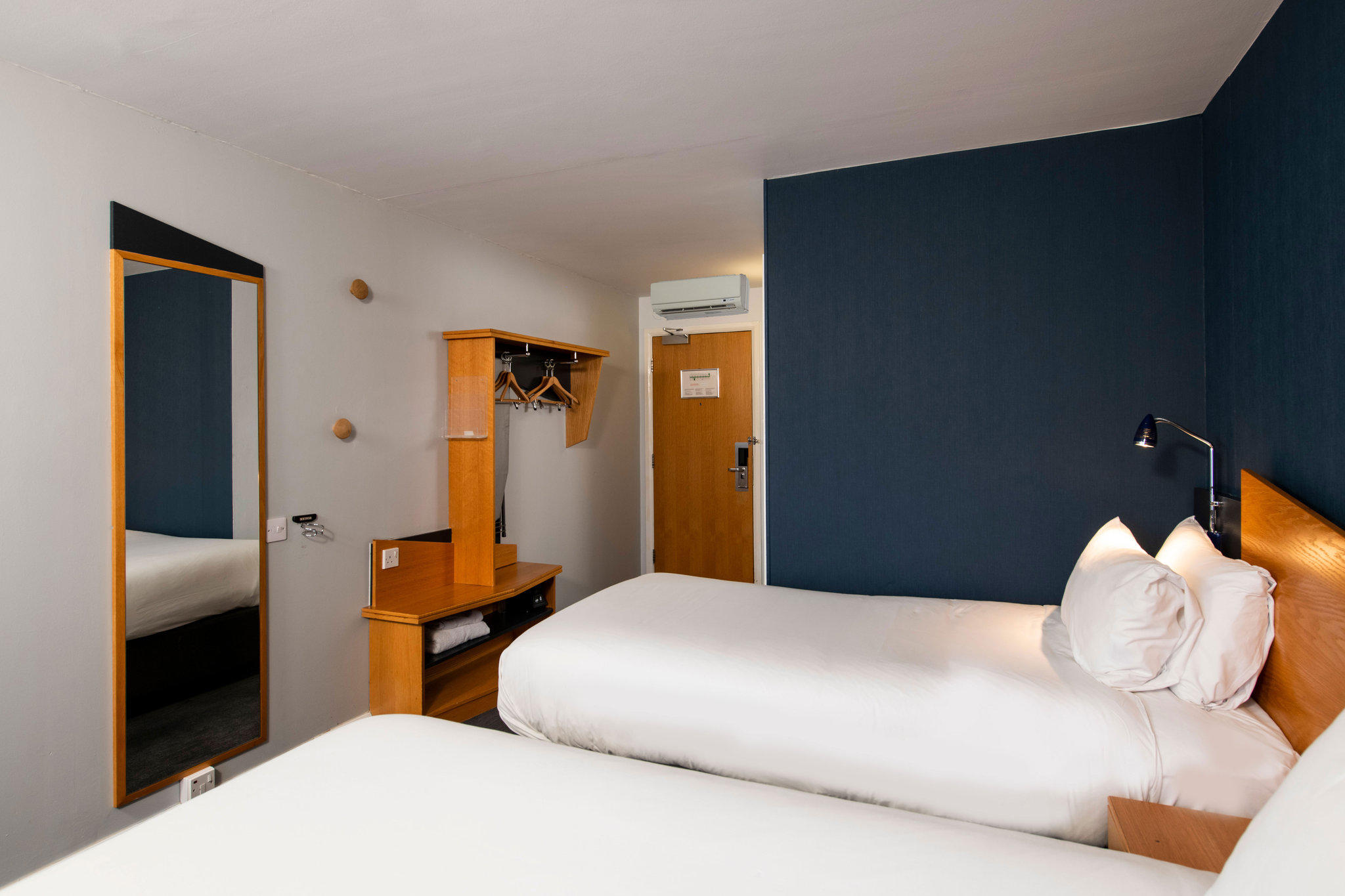 Фото Holiday Inn Express Birmingham - Oldbury, an Ihg Hotel