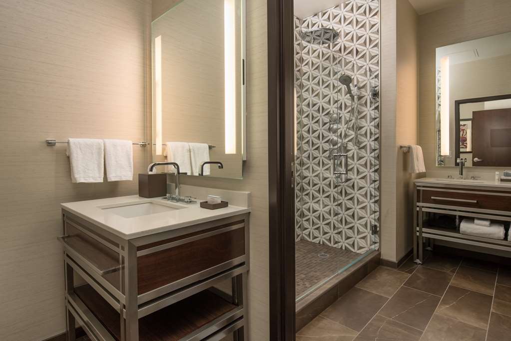 Фото Embassy Suites by Hilton Seattle Downtown Pioneer Square