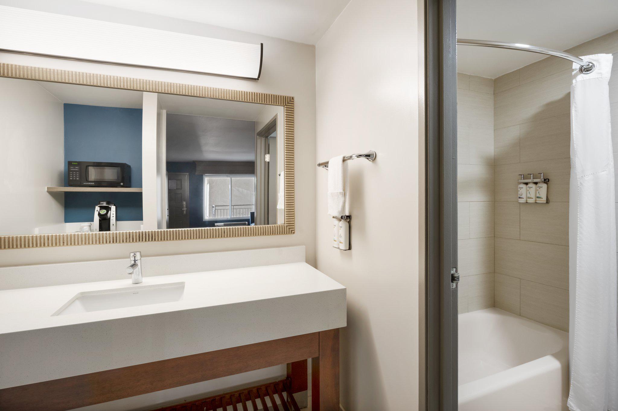 Фото Holiday Inn Express Simi Valley, an Ihg Hotel