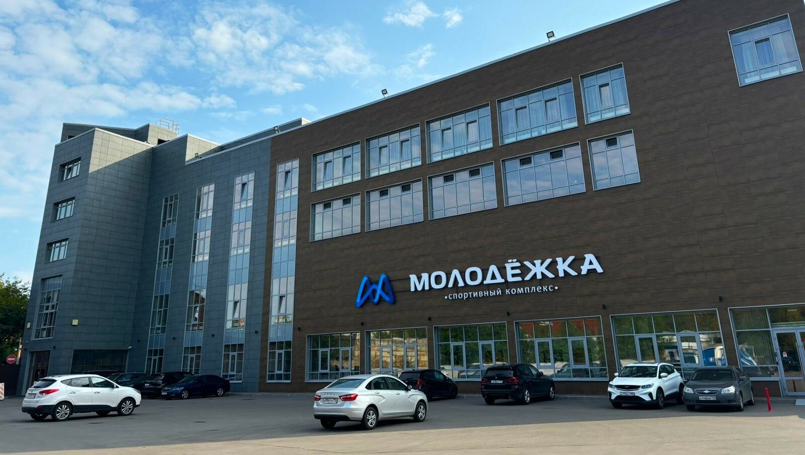 Жалаңаш хатшылар мен келіндер