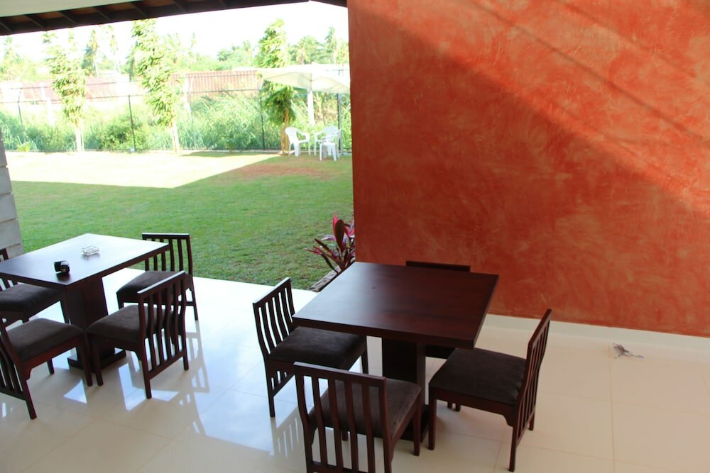 Фото The Airport Villa