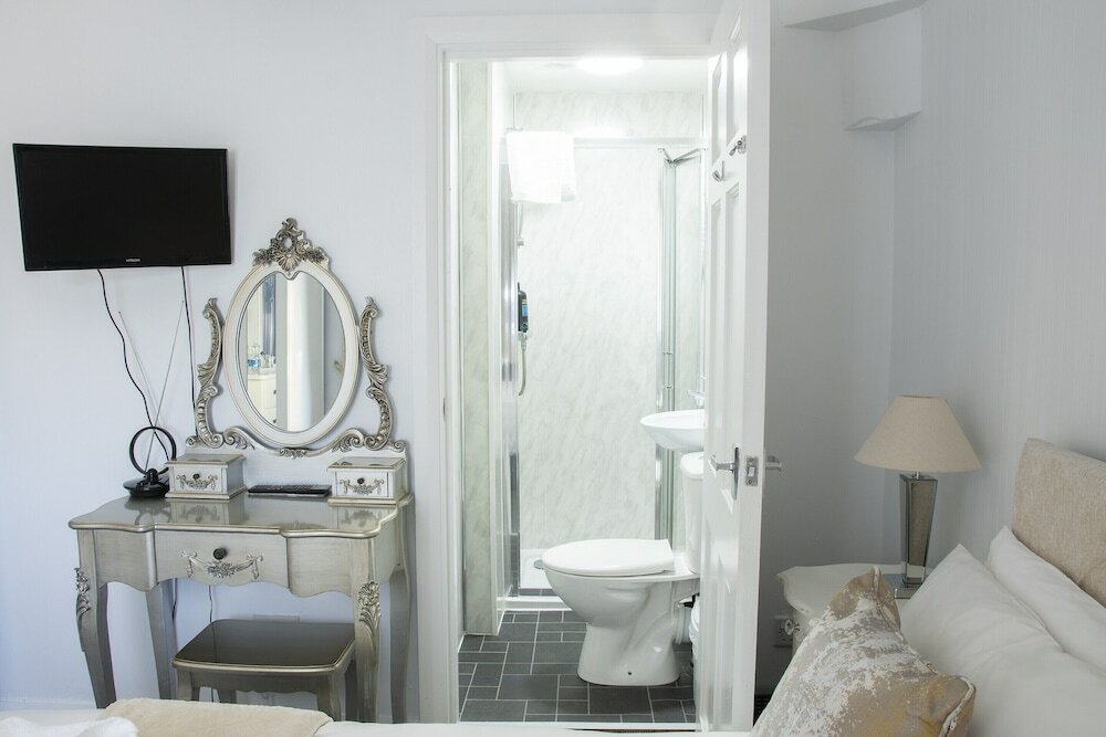 Фото Bishop Gate B&b