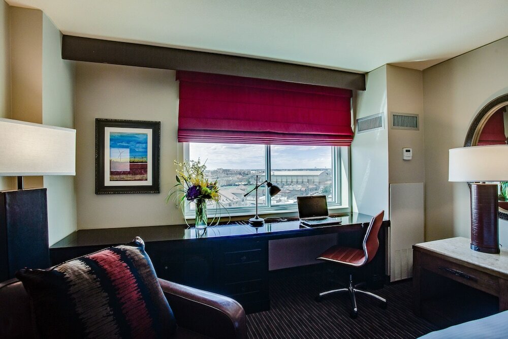 Фото Overton Hotel and Conference Center