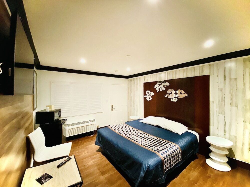 Фото Casa Blanca Inn & Suites