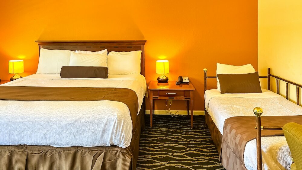 Фото The Old West Inn