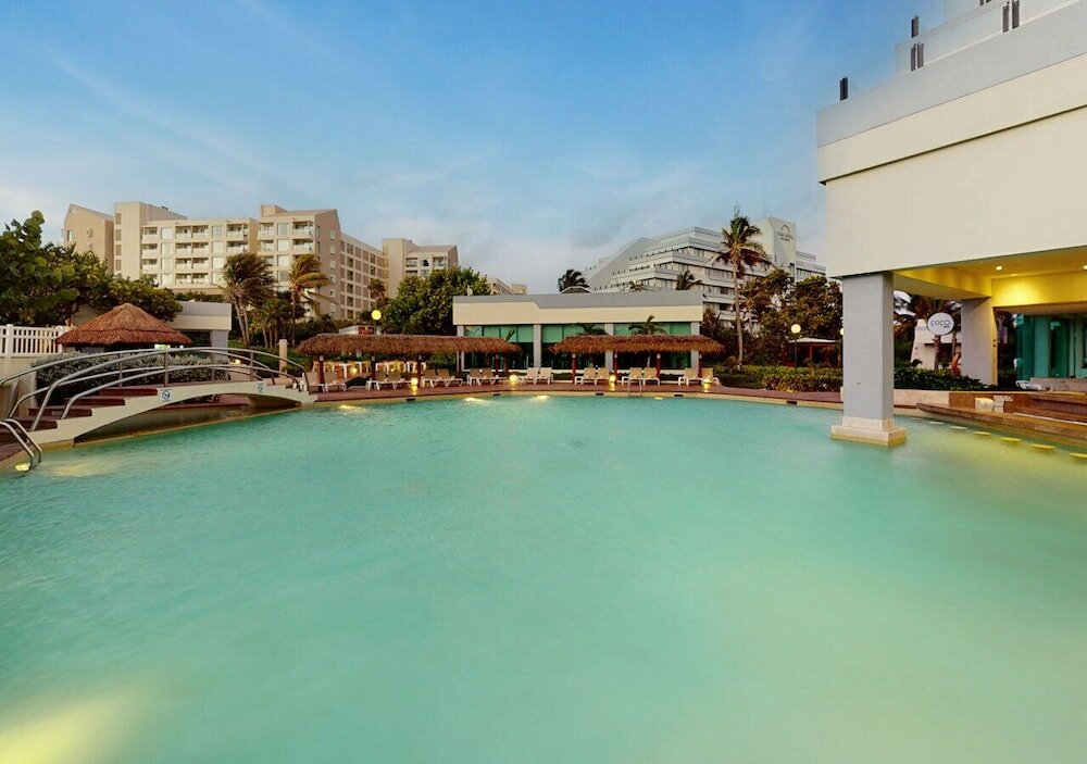 Фото Park Royal Beach Cancún - All Inclusive