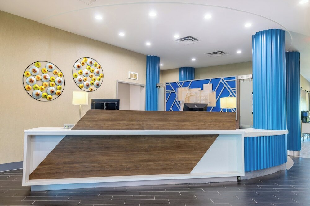 Фото Holiday Inn Express and Suites Kansas City Airport, an Ihg Hotel