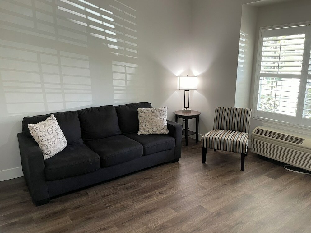 Фото University Park Inn & Suites