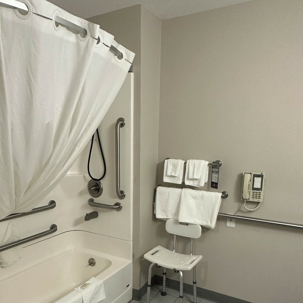 Фото Super 8 by Wyndham West Branch