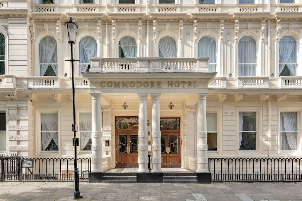 Фото Commodore Hotel