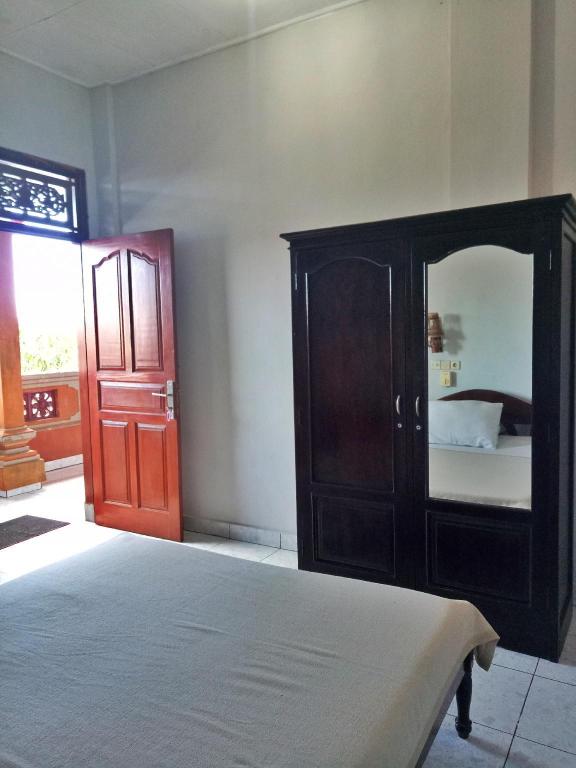 Фото Taman Mekar Beach Inn 2