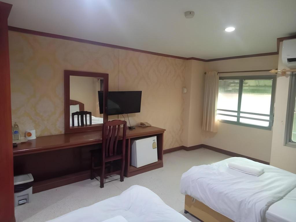 Фото Chaiyaphruk Grand Hotel