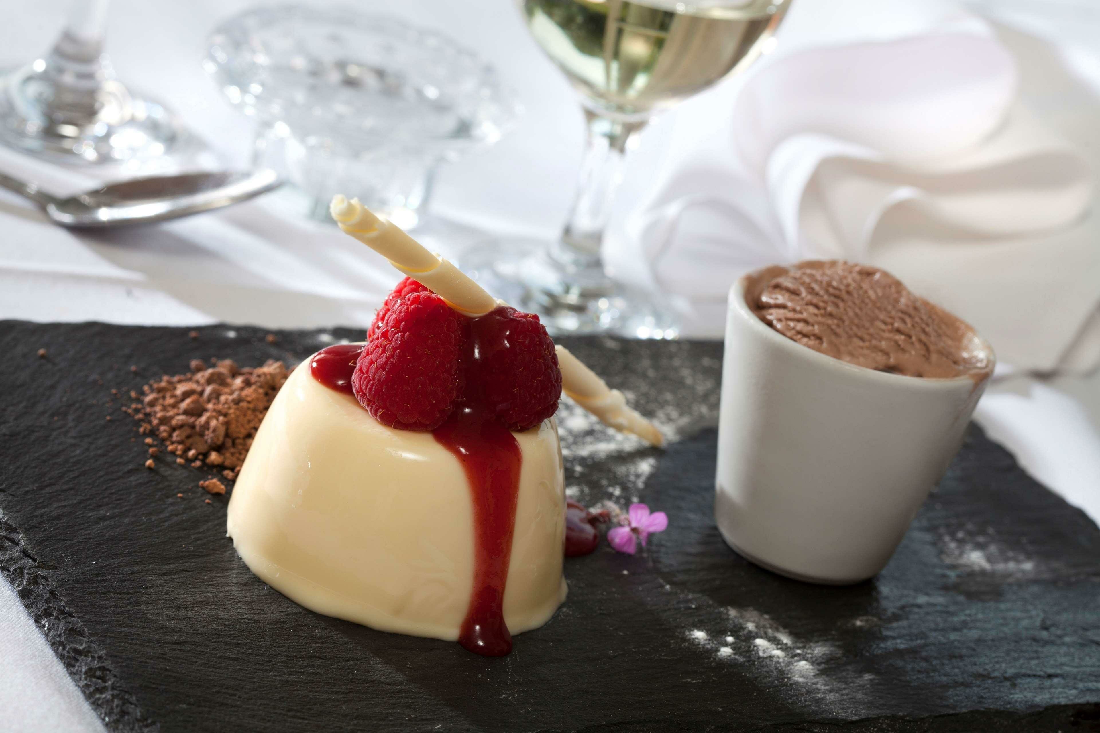 Фото The Gatehouse Hotel