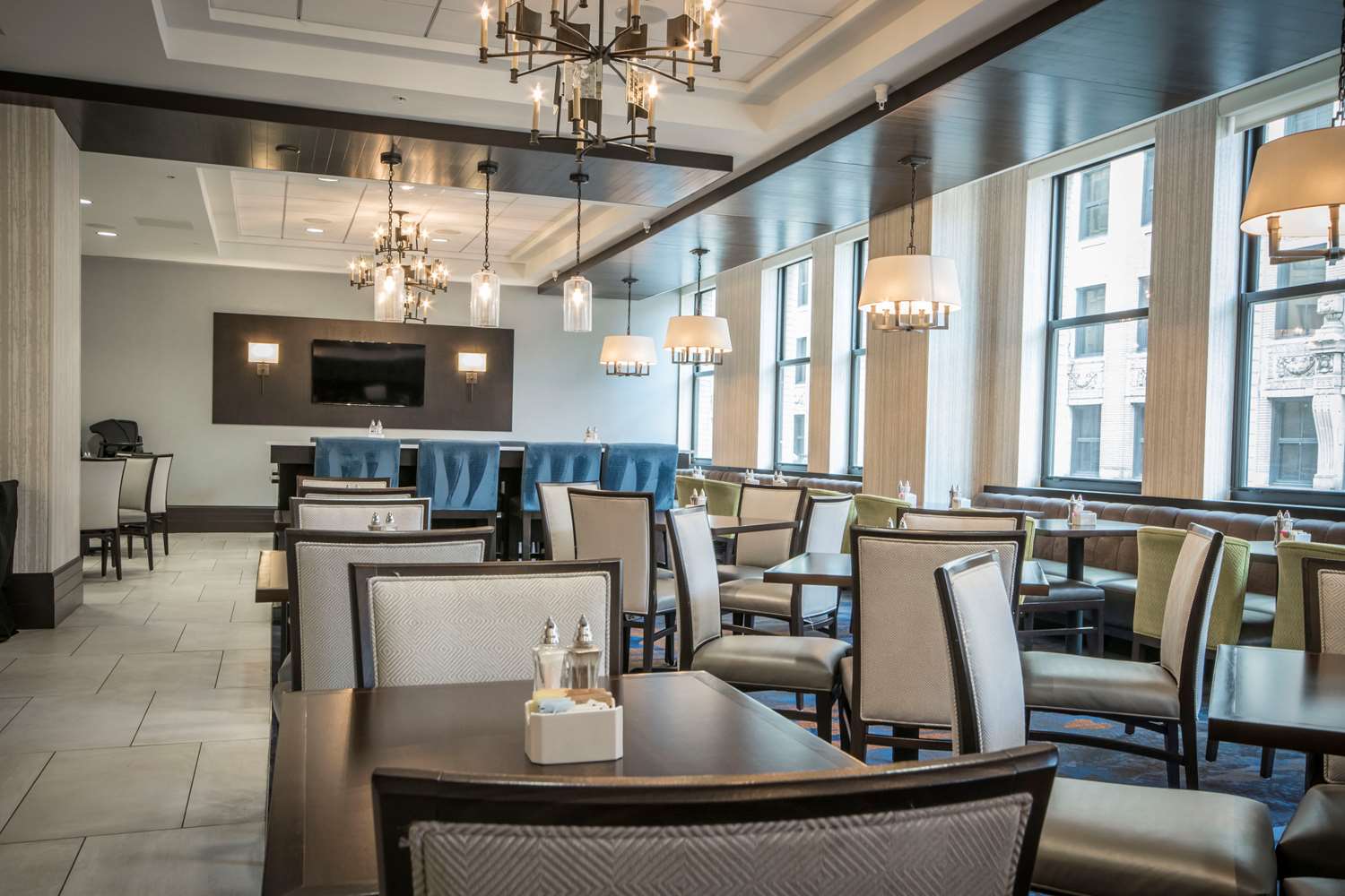 Фото Embassy Suites Louisville Downtown