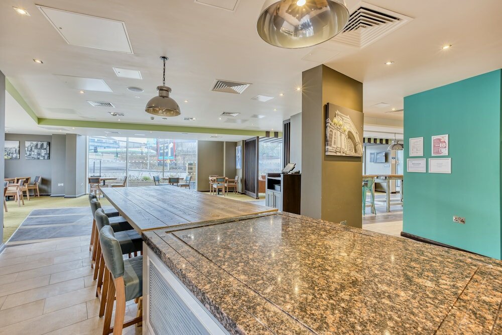 Фото Premier Inn London New Southgate Hotel