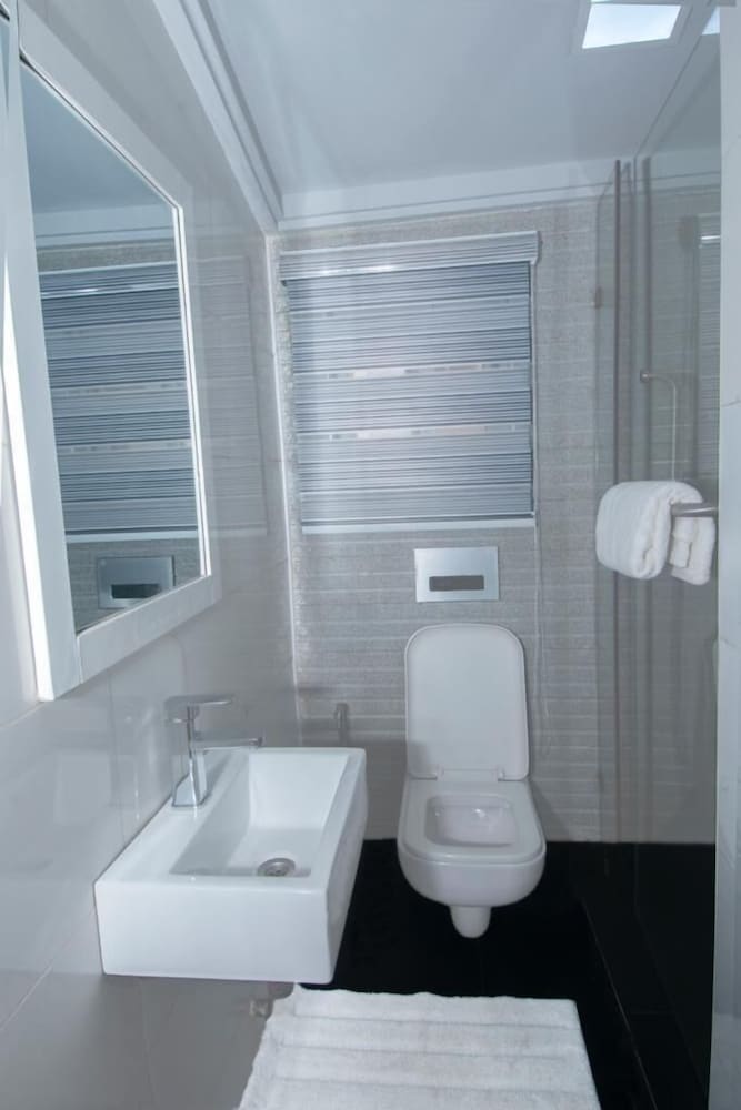 Фото Newland Luxury Apartments