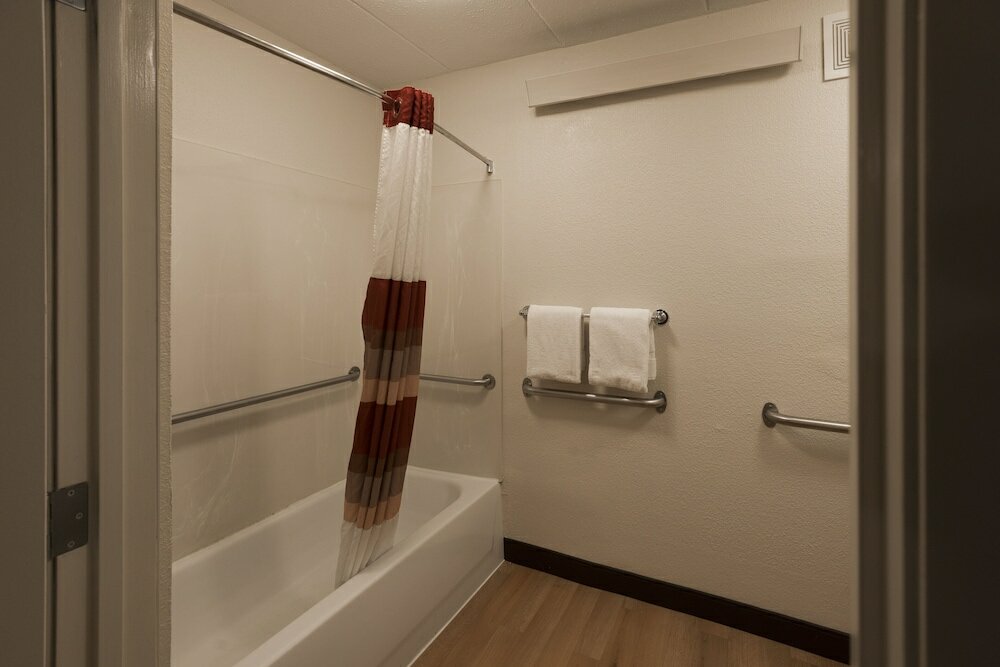 Фото Red Roof Inn Plus+ Chicago - Willowbrook