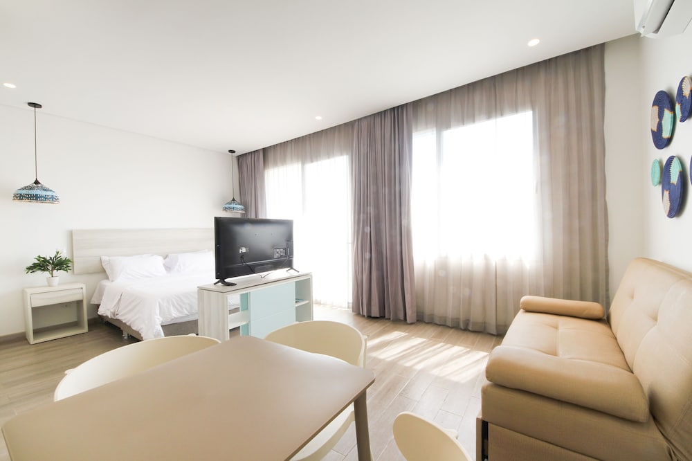 Фото Azure Lofts & Pool Hotel