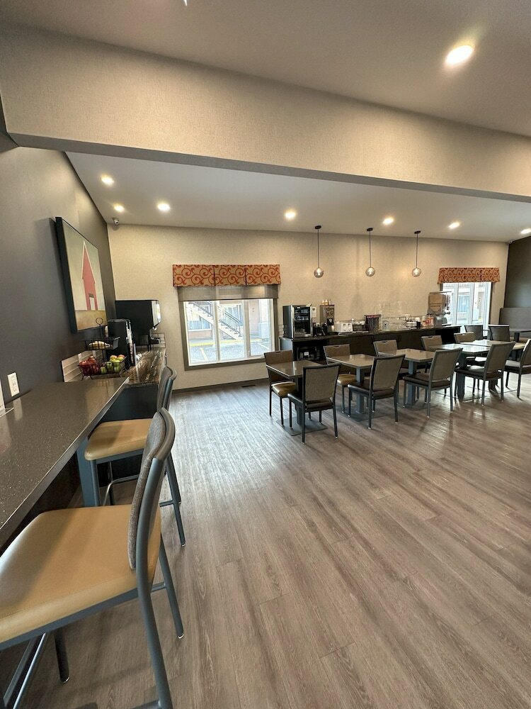 Фото Econo Lodge Inn & Suites Lethbridge