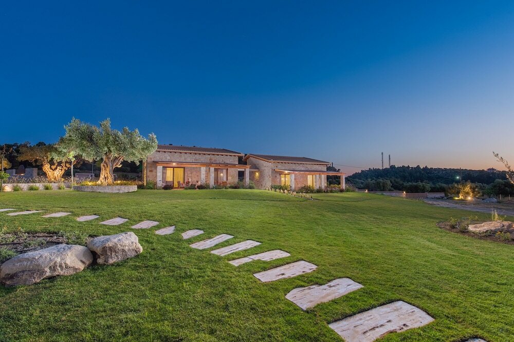 Фото Mint Retreat Suites