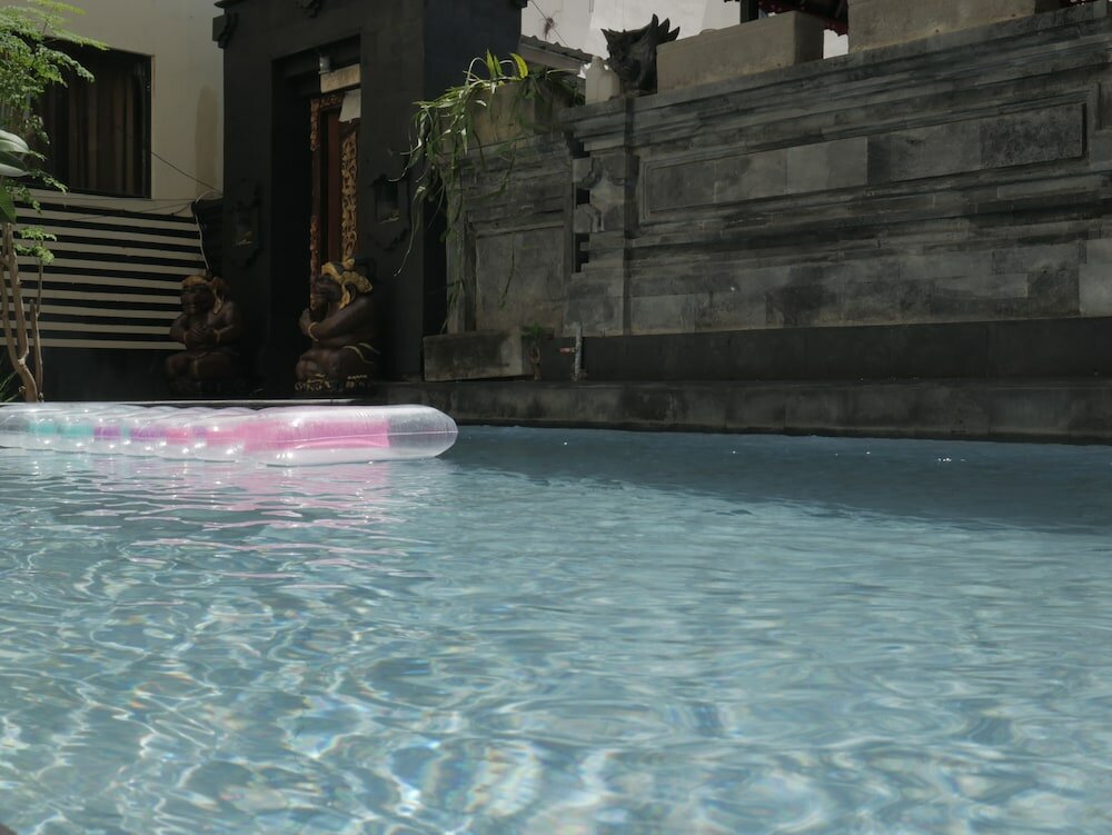 Фото S8 Suardana Hotel