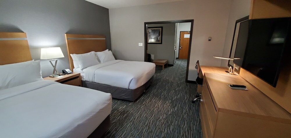 Фото Wingate by Wyndham Lethbridge