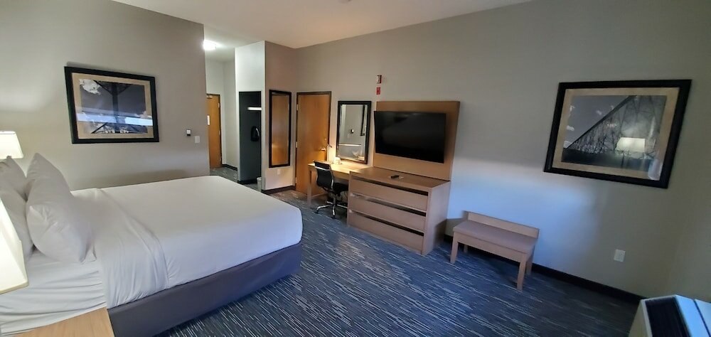 Фото Wingate by Wyndham Lethbridge