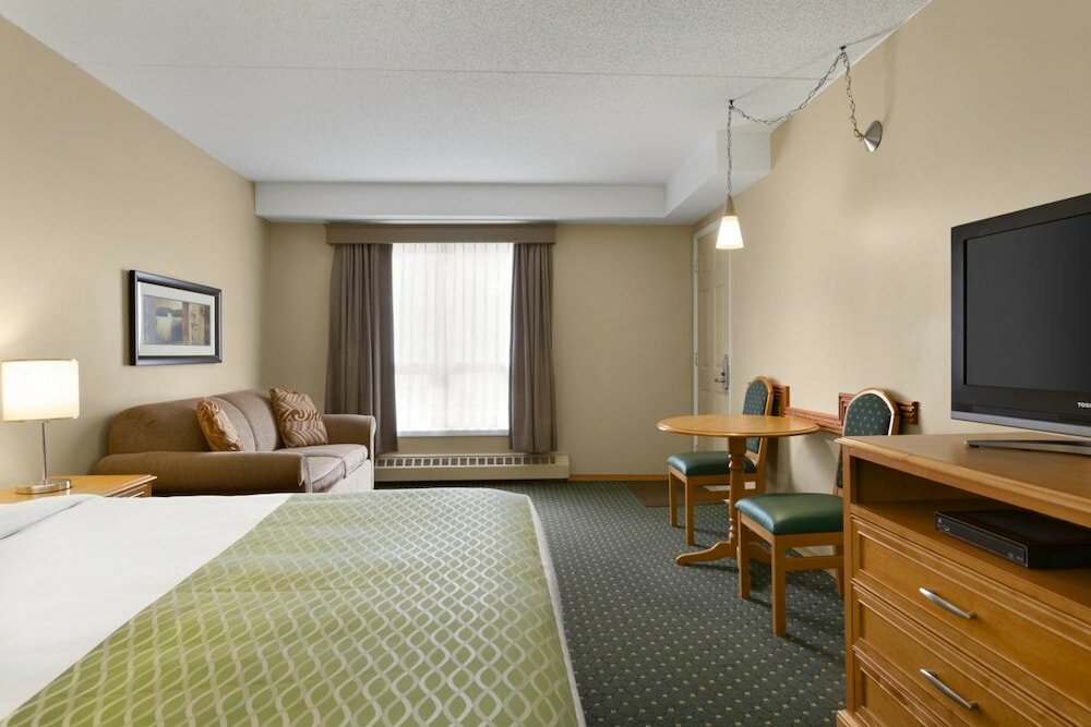 Фото Colonial Square Inn & Suites