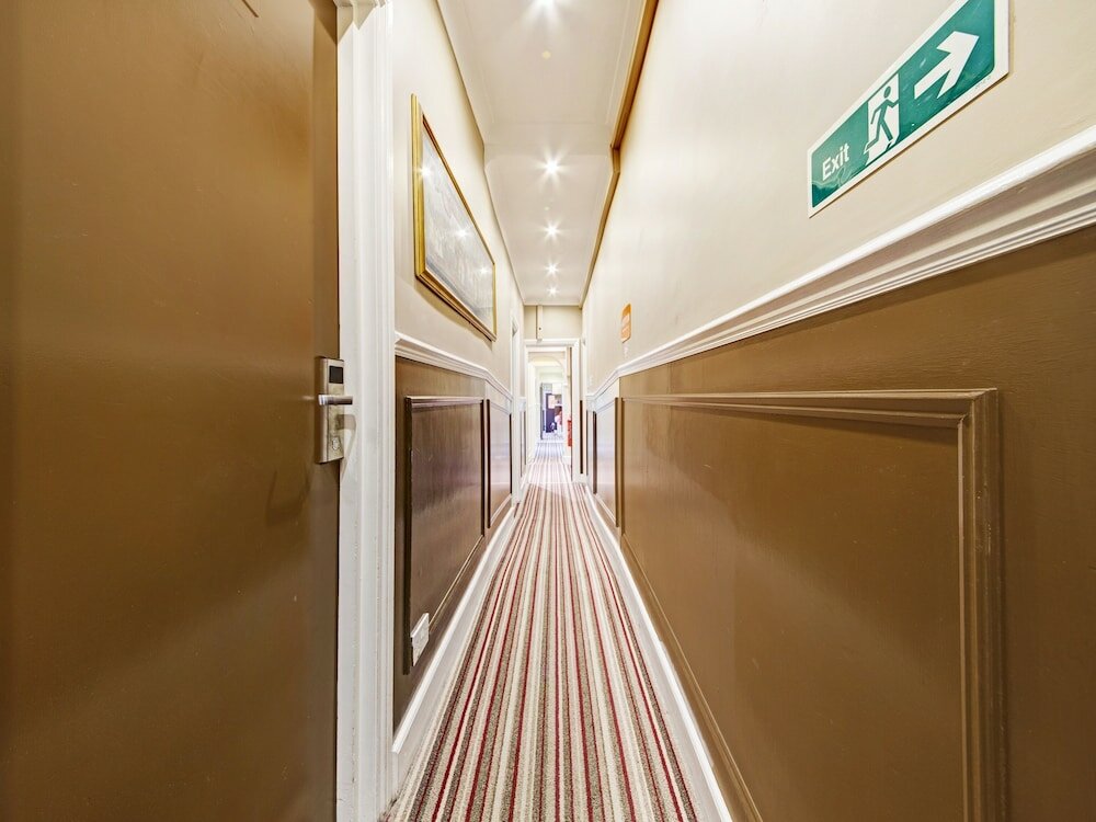 Фото Oyo Bostons Manor Hotel