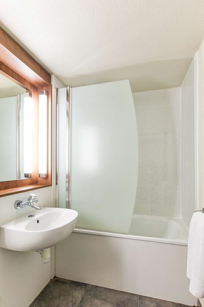 Фото Campanile Poitiers Sud - Aéroport