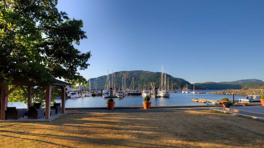 Фото Oceanfront Suites at Cowichan Bay