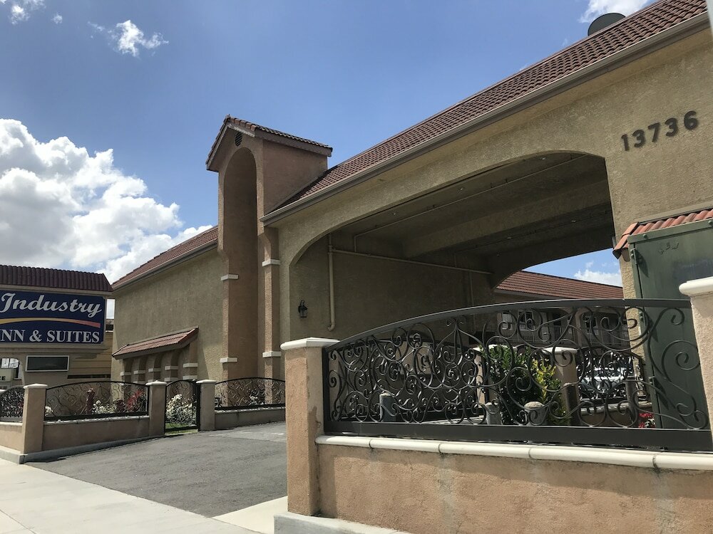 Фото Industry Inn & Suites