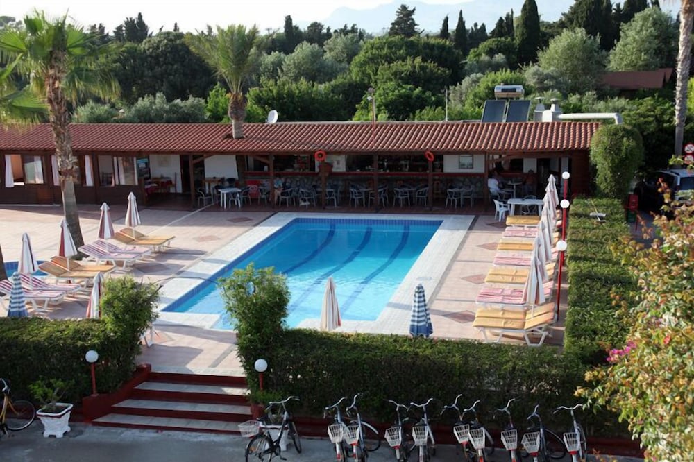 Фото Sandy's Studios Apartments & Log Villas