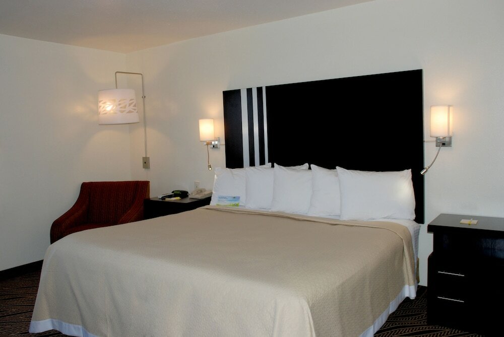 Фото Days Inn by Wyndham Dyersburg