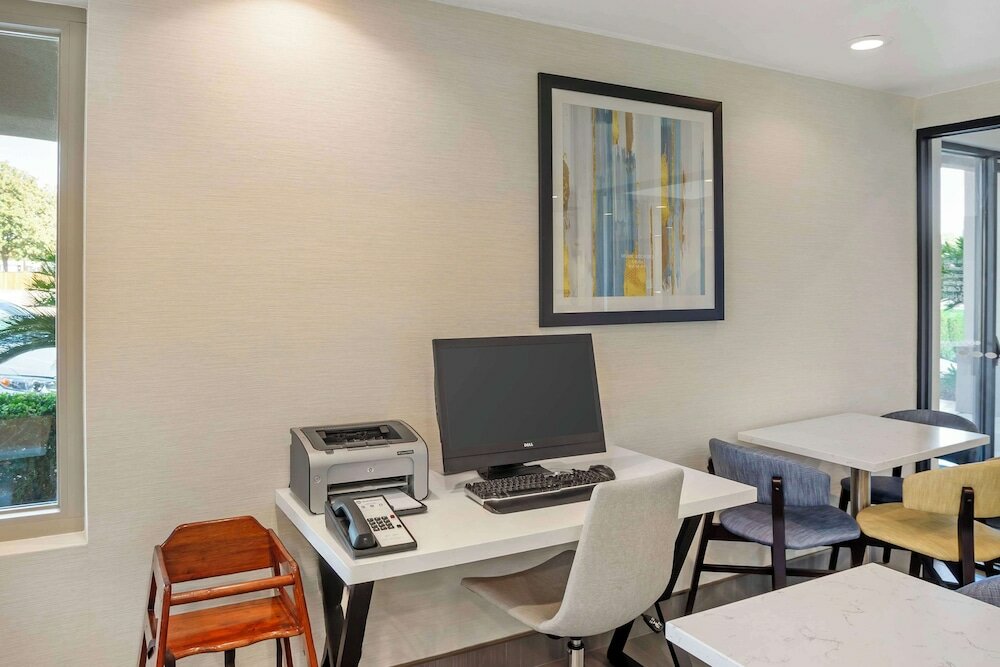 Фото Best Western Exeter Inn & Suites