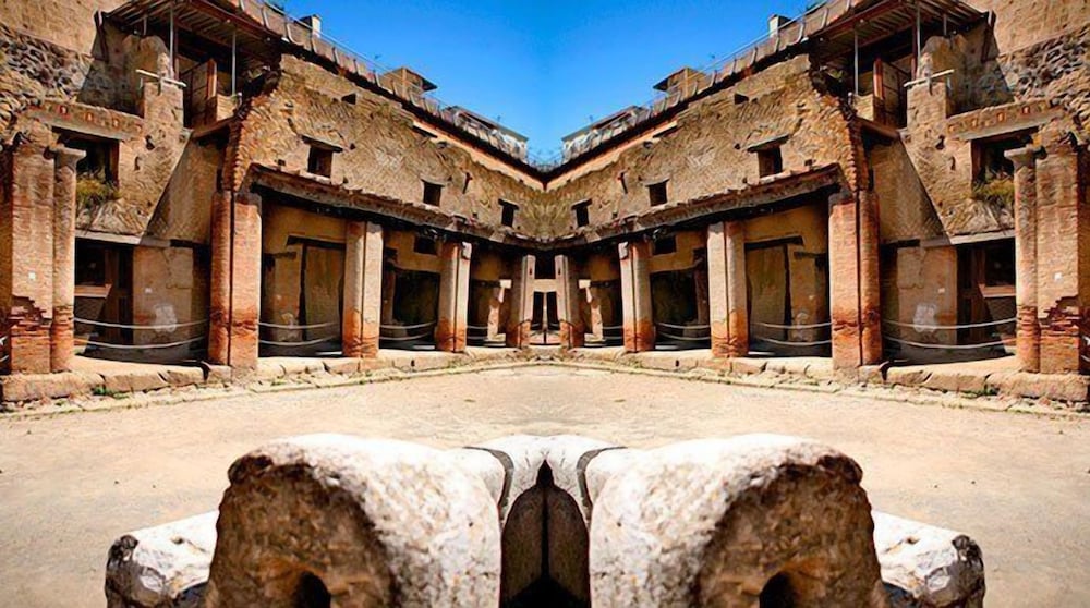 Фото Napoli Squares Suites