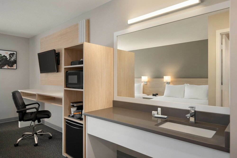 Фото Days Inn by Wyndham Kelowna